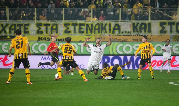 Top oyuncular futbol takımları arasında iddia — Stok fotoğraf