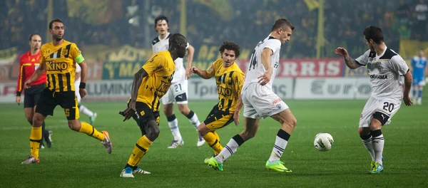 Top oyuncular futbol takımları arasında iddia — Stok fotoğraf