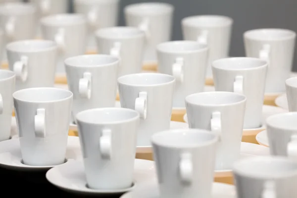 Viele weiße Kaffeebecher — Stockfoto