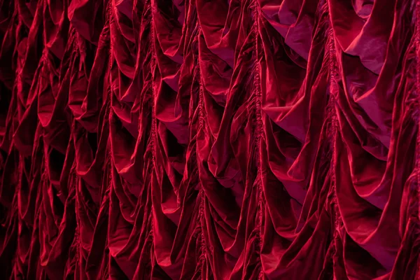 Театральный занавес красного цвета — стоковое фото