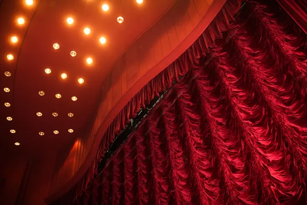 Σκηνή θέατρο με κόκκινη κουρτίνα — Φωτογραφία Αρχείου