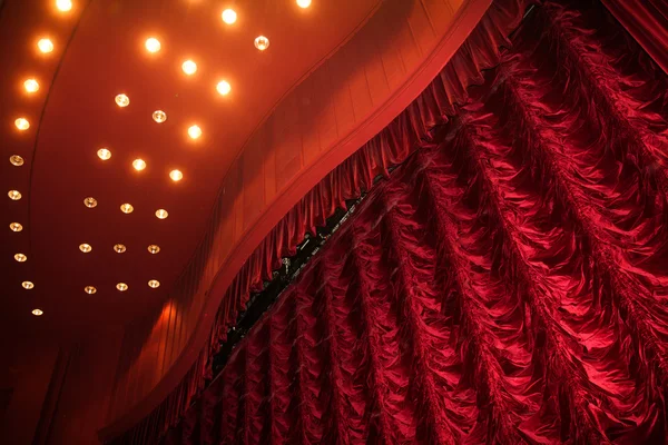 Színház színpadon Vörös függöny — Stock Fotó