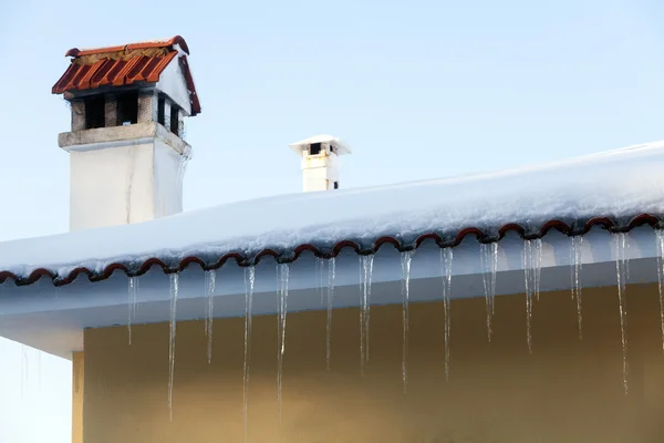 Des glaçons sur un toit — Photo