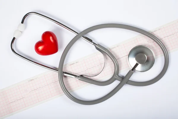 Стетоскоп, красное сердце и кардиограмма — стоковое фото