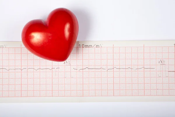 Красное сердце и кардиограмма — стоковое фото