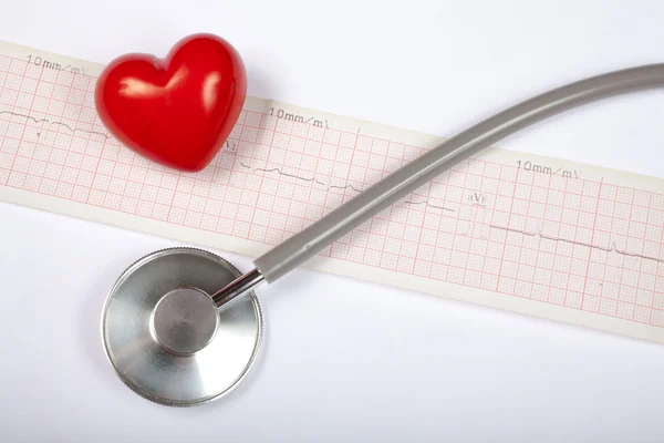 Estetoscopio, corazón rojo y cardiograma — Foto de Stock