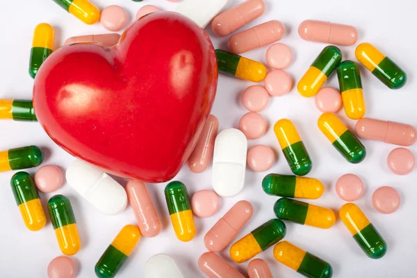 Piros szív és tabletták — Stock Fotó