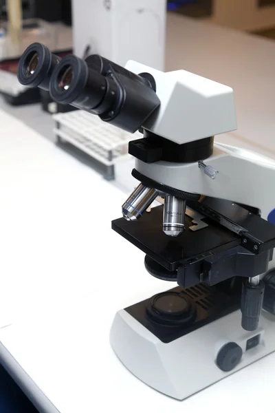 Microscope dans un laboratoire — Photo