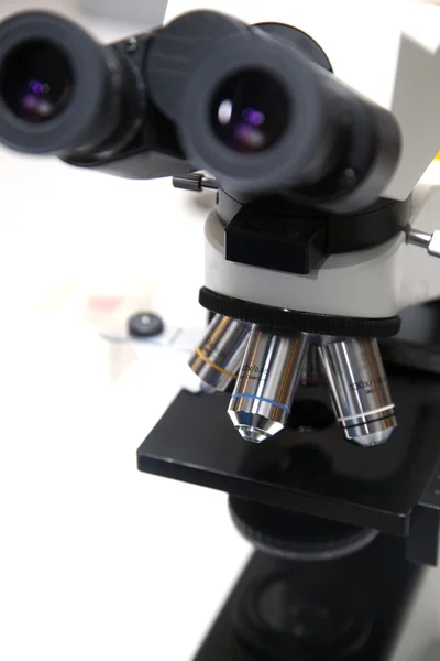 Microscope dans un laboratoire — Photo