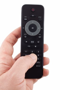 TV uzaktan kumanda tutan el