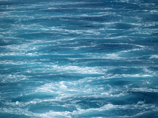 Vista de um velório no mar atrás de um navio — Fotografia de Stock