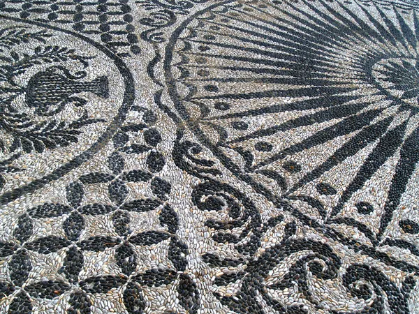 Mosaiken mit schwarzen und weißen Kieselsteinen — Stockfoto