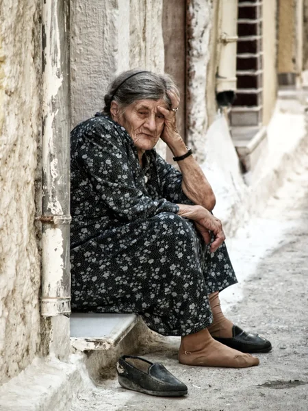 Old woman takes a break to rest — Stock Photo, Image