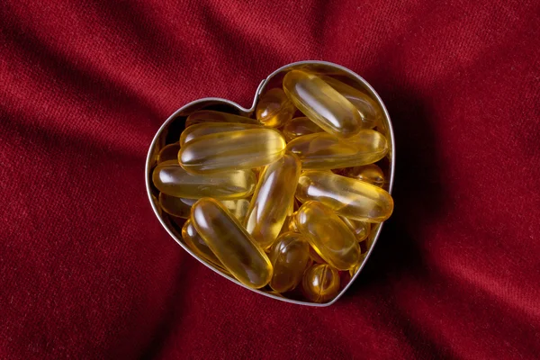 Kapsul vitamin diatur dalam bentuk hati. — Stok Foto