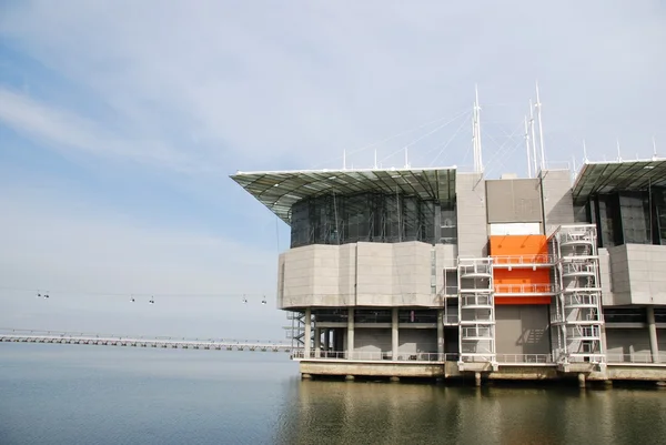 Современное здание океанариума в Лиссабоне, Португалия — стоковое фото