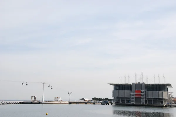 Современное здание океанариума в Лиссабоне, Португалия — стоковое фото