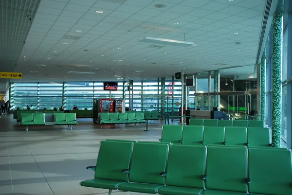 Assentos vazios no aeroporto na sala de espera — Fotografia de Stock