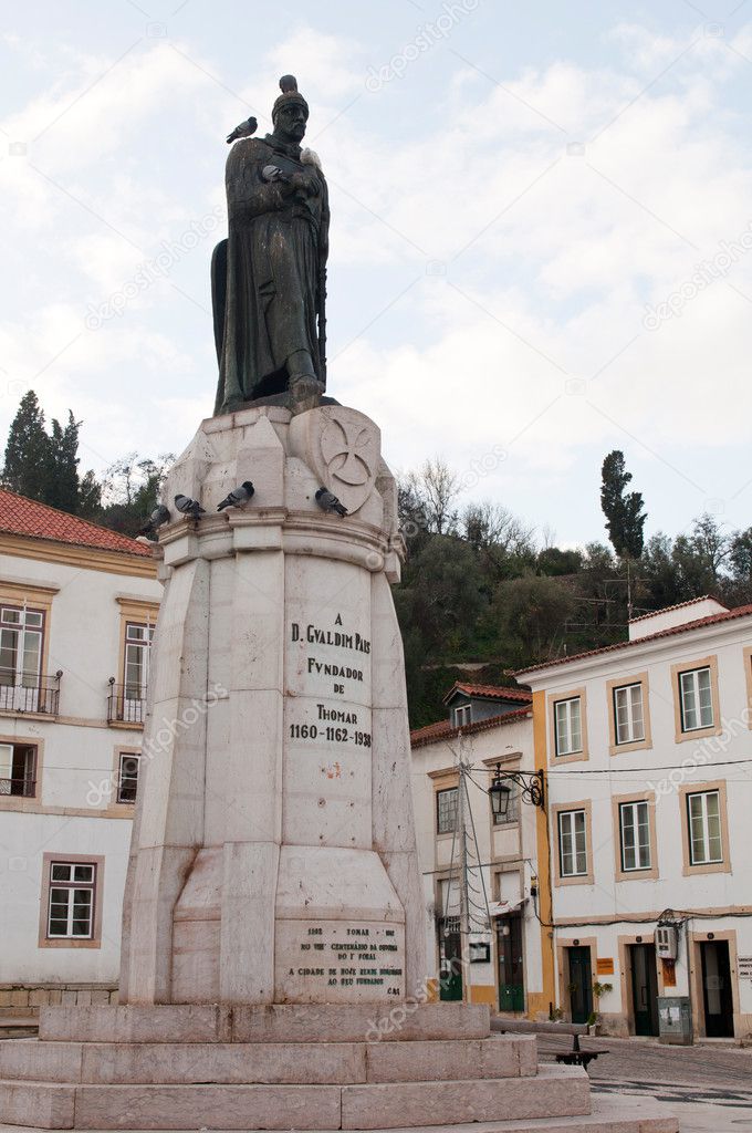 Gualdim Pais statue
