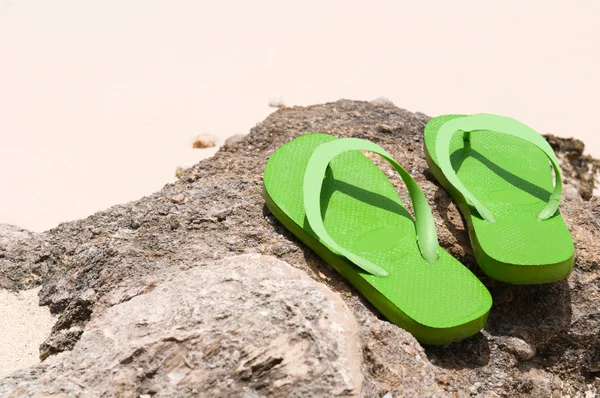 Slippers op het strand — Stockfoto