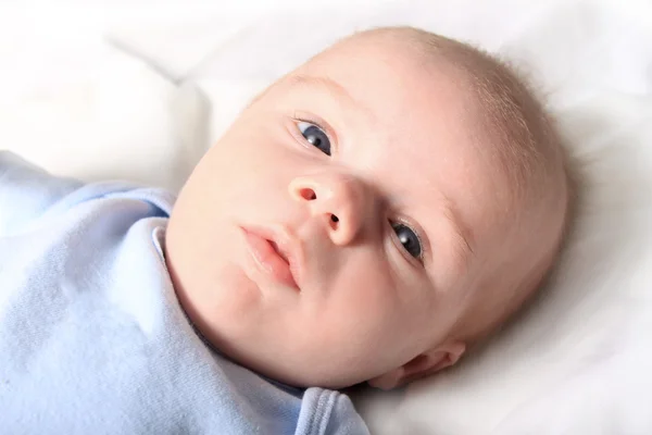 Kleine pasgeboren babyjongen — Stockfoto