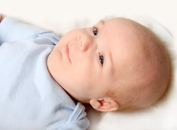 Liten nyfödd baby pojke leende — Stockfoto