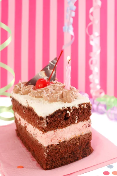Višňový čokoládový narozeninový dort — Stock fotografie