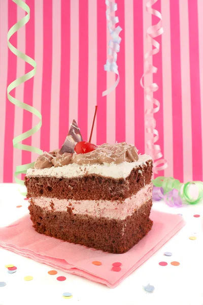Вишневий, шоколадний торт — стокове фото