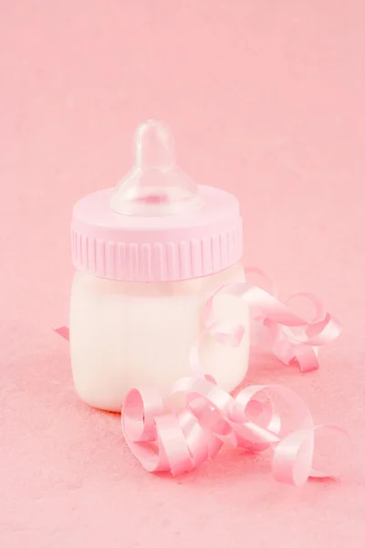 Baby flicka mjölkflaska — Stockfoto