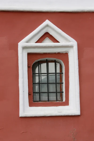 Ретро окно с решеткой — стоковое фото