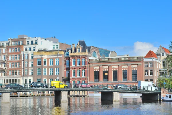 Amsterdam. banvallen av floden amstel — Stockfoto