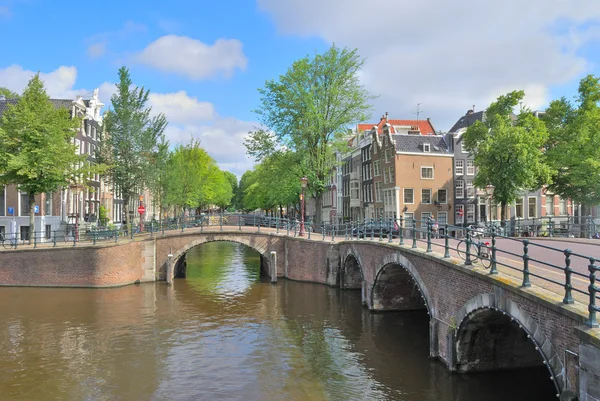 Amsterdam. Canales Keizersgraht y Regulirsgraht — Foto de Stock