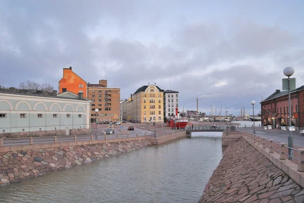 Helsinki. kanavaranta Dijk bij dageraad — Stockfoto