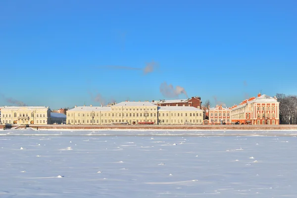 2saint-サンクトペテルブルク冬の大学の堤防 — ストック写真