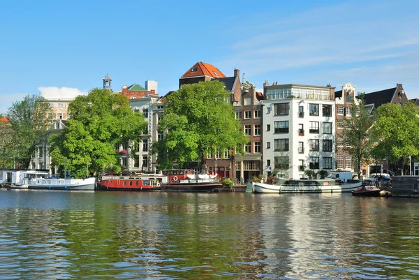 阿姆斯特丹。阿姆斯特尔河堤 — 图库照片