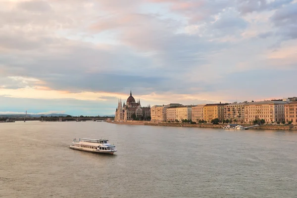 Bardzo piękny zachód słońca w Budapeszcie — Zdjęcie stockowe