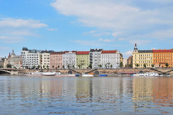 Πράγα. όμορφη Μολδάβα ανάχωμα — Φωτογραφία Αρχείου
