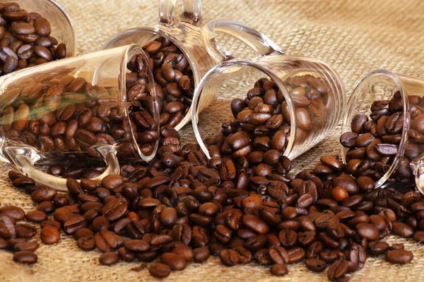 Kaffebönor med kaffekoppar — Stockfoto