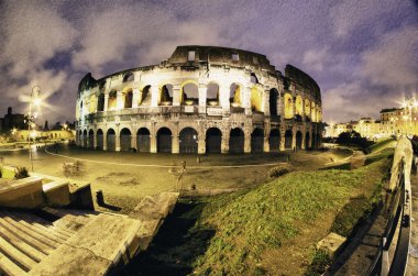 Roma'daki Colosseum gece renkleri