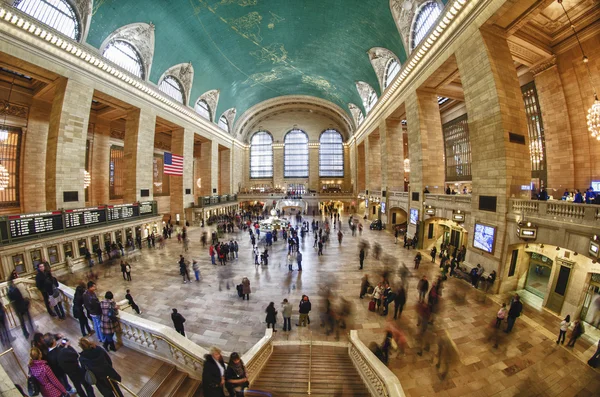 Touristen und Einkäufer im Grand Central, nyc — Stockfoto