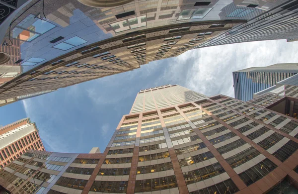 ニューヨーク市の超高層ビルの上向きビュー — ストック写真