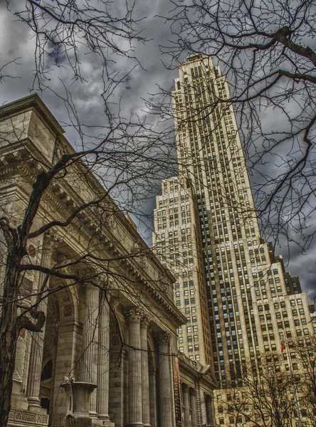 Нью-Йоркская публичная библиотека и окружающие небоскребы — стоковое фото