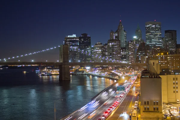 Manhattan Panorama, vista notturna con grattacielo di uffici — Foto Stock