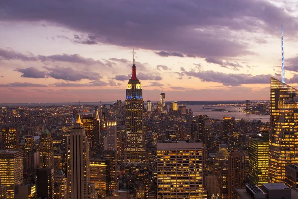 Solnedgång över new Yorks skyskrapor — Stockfoto
