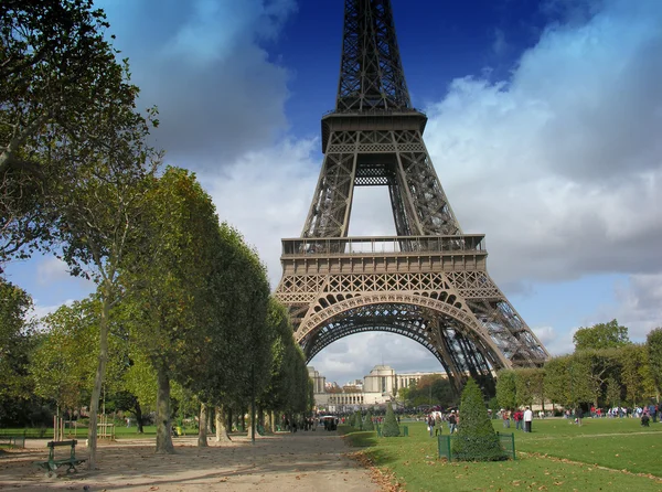 Eiffel Tower with Clouds from Champs de Mars in Paris — Stock Photo, Image