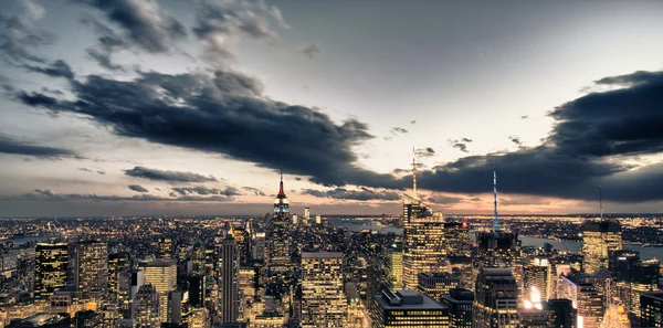 Manhattan, new york şehrinin kentsel gökdelenler — Stok fotoğraf