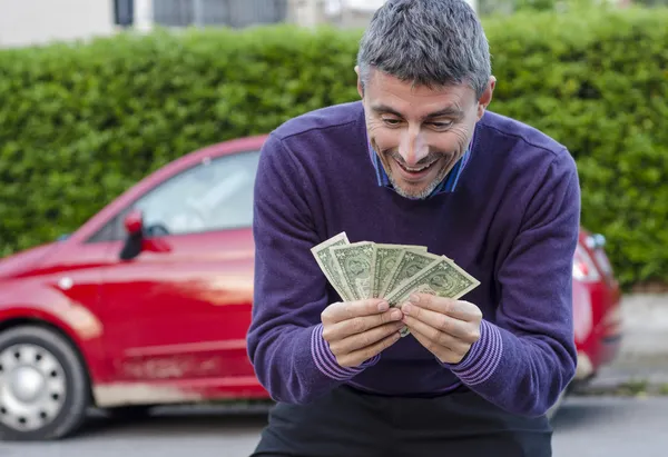 Att göra pengar på att sälja bilar — Stockfoto