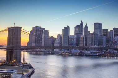 ışıklar, new york city ve gün batımında brooklyn Köprüsü