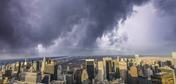 Облака над зданиями Нью-Йорка — стоковое фото