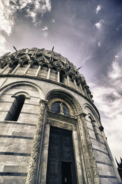 Romansk stil baptisterium i pisa, Italien — Stockfoto