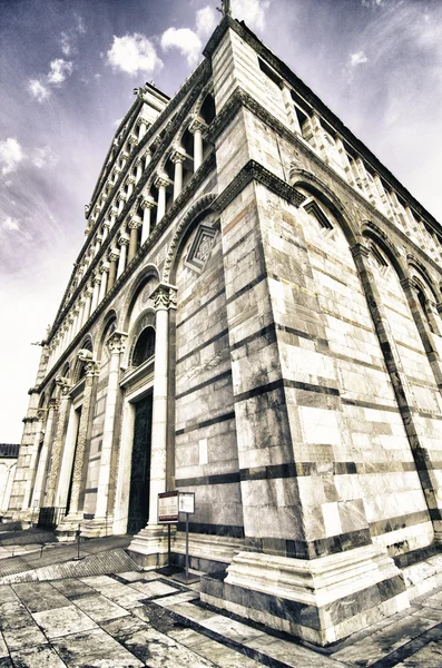Gevel van de kathedraal in wonder plein, pisa — Stockfoto